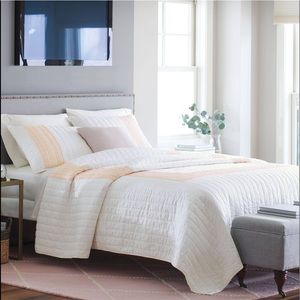 THRESHOLD embroidered boarder quilt king NWT